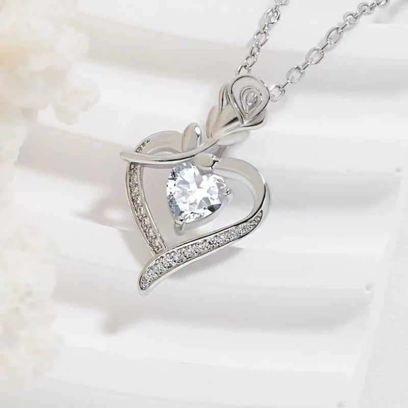 FREEME™ Elegant Heart Shaped Pendant Necklace - Hollow Design Gift for Women, Best Friends & Mother's Day